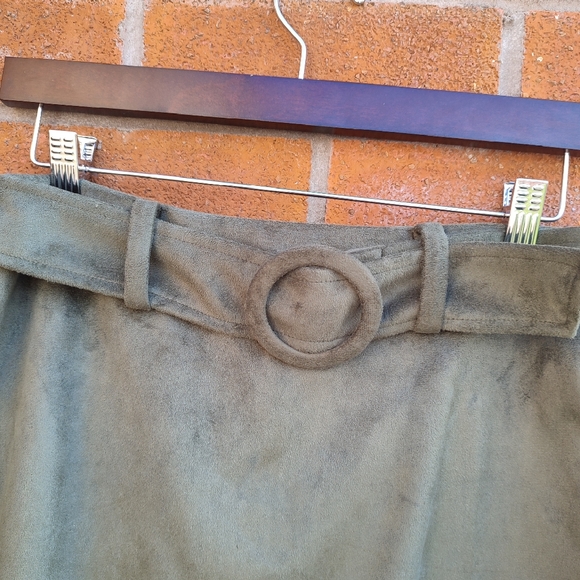 Green Skirt With Belt - Picture 2 of 5